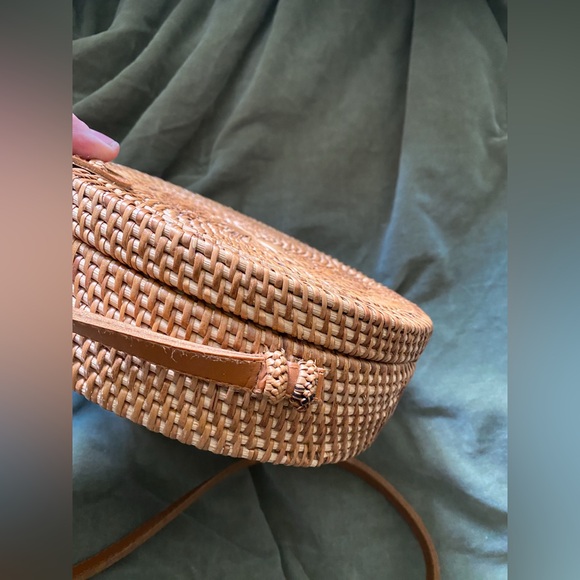 Round Woven Tan Crossbody Bag - Picture 4 of 6